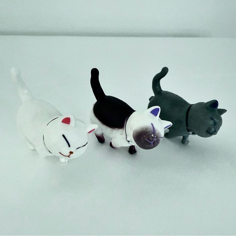 Collectible Traditional Delicate Painted Resin Cat Figurine Trio